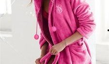 浴袍出镜的娱乐吃瓜博主